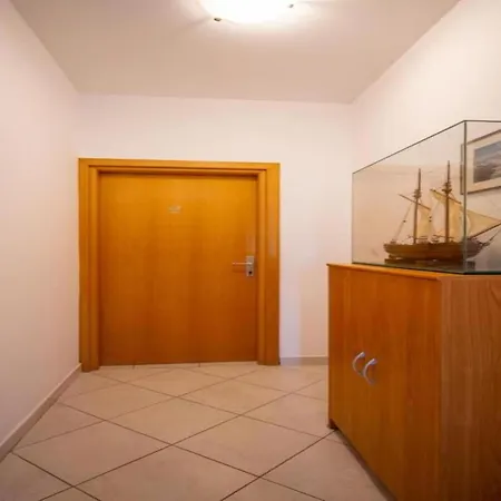 In Pa Man Near Lu Ina Lejlighed Pašman