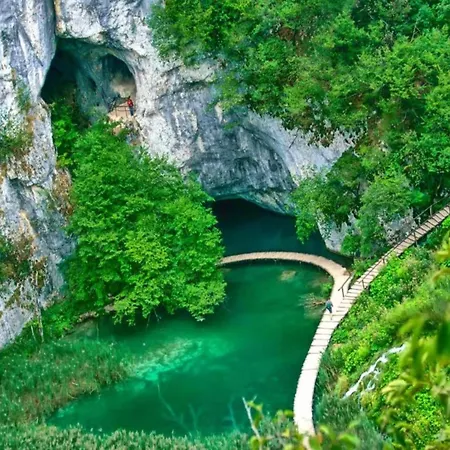 In Pa Man Near Lu Ina Lejlighed